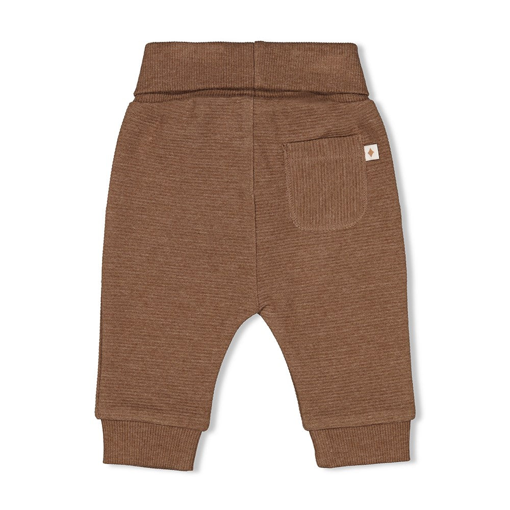 Diese gerippte Hose&nbsp;aus der Herbstkollektion Acorn von Feetje bietet besten Tragekomfort und sorgt für ein warmes und sehr stylisches Herbstoutfits.