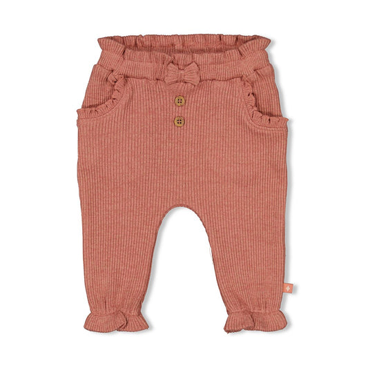 Entdecken Sie die vielseitigen Möglichkeiten der Gerippten Hose aus der Kollektion "Grow Your Own Way" von Feetje. Die Hose bietet perfekten Sitz und ein modernes Design. Mit dieser Hose können Sie Ihren eigenen Weg gehen und jederzeit stilvoll aussehen.