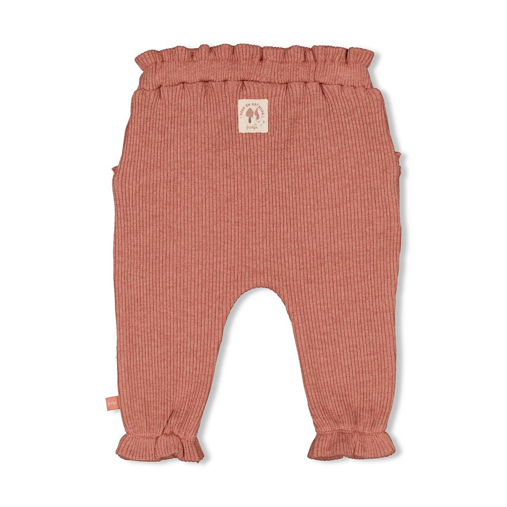Entdecken Sie die vielseitigen Möglichkeiten der Gerippten Hose aus der Kollektion "Grow Your Own Way" von Feetje. Die Hose bietet perfekten Sitz und ein modernes Design. Mit dieser Hose können Sie Ihren eigenen Weg gehen und jederzeit stilvoll aussehen.