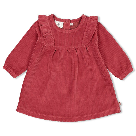 Dieses gerippte Kleid aus der Kollektion You are So Sweet von Feetje ist perfekt für alle kleinen Mädchen, die süße und verspielte Outfits lieben. Der weiche Samtstoff sorgt für einen bequemen Sitz und die gerippte Textur verleiht dem Kleid einen edlen Touch. Ein absolutes Must-Have für jede kleine Fashionista.