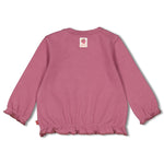 Dieses Langarmshirt aus der Kollektion "You are So Sweet" von Feetje ist ein absolutes Must-Have für jedes Baby- und Kleinkindoutfit! Gefertigt aus hochwertigem Baumwollmaterial bietet es maximalen Komfort und Bewegungsfreiheit. Mit seinem niedlichen Design ist es nicht nur süß, sondern auch ein echter Blickfang. Ein perfektes Kleidungsstück für kleine Trendsetter.