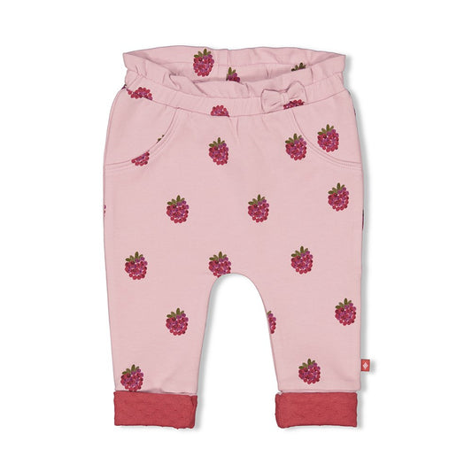 Diese Hose aus der Kollektion "You are So Sweet" von Feetje besticht durch ihr einzigartiges Design und bietet höchsten Tragekomfort. Perfekt für jeden Anlass, wird sie sicher schnell zu einem Lieblingsstück in Ihrem Kleiderschrank. Lassen Sie sich von der süßen Seite des Lebens begleiten mit dieser wunderschönen Hose!