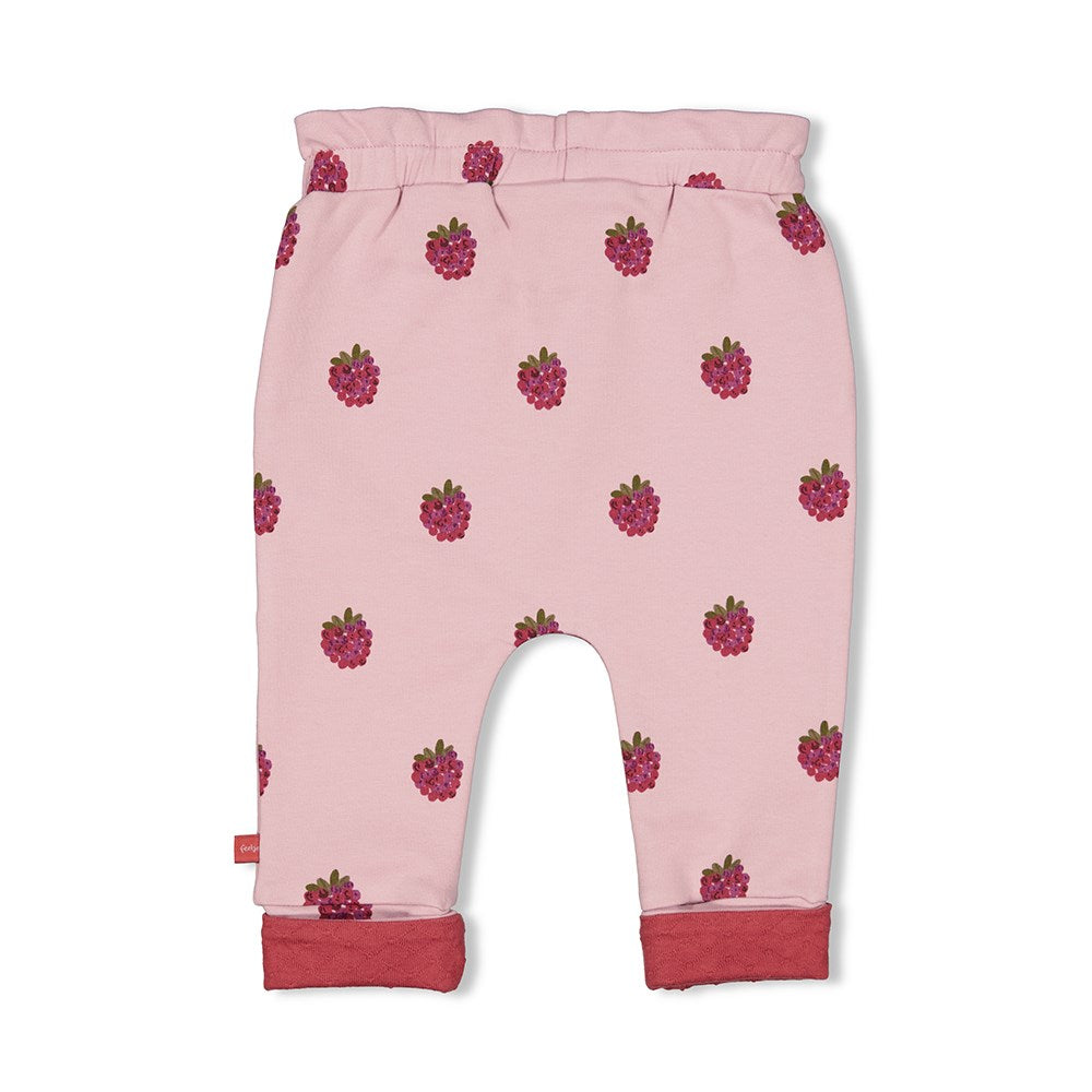 Diese Hose aus der Kollektion "You are So Sweet" von Feetje besticht durch ihr einzigartiges Design und bietet höchsten Tragekomfort. Perfekt für jeden Anlass, wird sie sicher schnell zu einem Lieblingsstück in Ihrem Kleiderschrank. Lassen Sie sich von der süßen Seite des Lebens begleiten mit dieser wunderschönen Hose!
