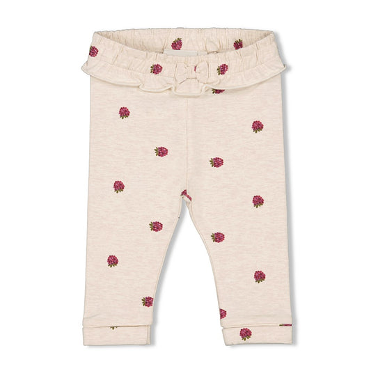 Diese passenden Leggings sind ein perfektes Accessoire zu dem bezaubernden Kleid aus der You are So Sweet Kollektion von Feetje. Mit ihrem einzigartigen Design werden sie jedes Outfit vervollständigen und Ihrem Kind einen süßen Look verleihen. Entdecken Sie jetzt diese fantastischen Leggings!
