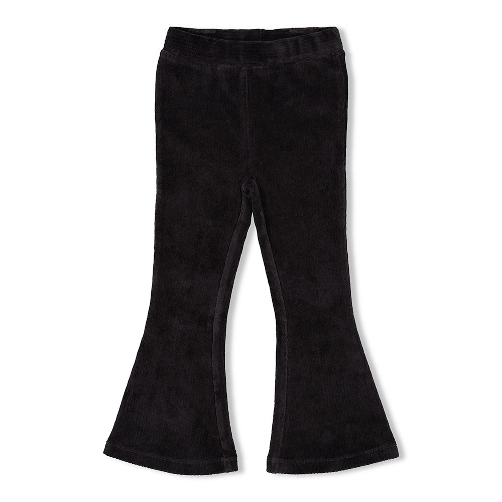Diese Gerippte Schlaghose aus der Kollektion Girls Club von Jubel ist ein Must-Have für alle trendigen Kids! Der samtige Stoff und der angesagte Schlag machen sie zu einem echten Hingucker.&nbsp;