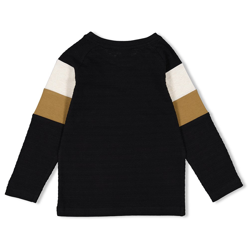 Springen Sie vor Freude mit dem langarm Shirt Blocks aus der Kollektion Jump for Joy von Sturdy! Verleihen Sie Ihrem Outfit einen verspielten Touch mit diesem einzigartigen Langarmshirt. Lassen Sie sich von der Qualität und dem Design begeistern und springen Sie heraus aus der Menge!