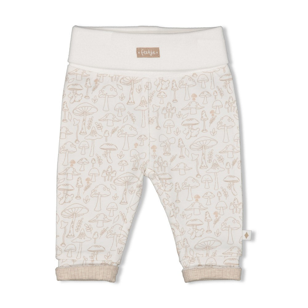 Diese Hose aus der Dear Autumn Kollektion von Feetje besticht durch ein durchgängiges Pilz-Allover-Muster und verleiht jedem Outfit einen einzigartigen, herbstlichen Charme.