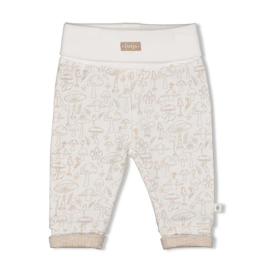 Diese Hose aus der Dear Autumn Kollektion von Feetje besticht durch ein durchgängiges Pilz-Allover-Muster und verleiht jedem Outfit einen einzigartigen, herbstlichen Charme.