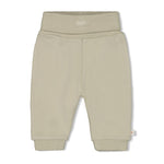 Diese grüne Hose aus der Fall Favorites Kollektion von Feetje bietet angenehmen Tragekomfort und passt perfekt in die kühle Jahreszeit.