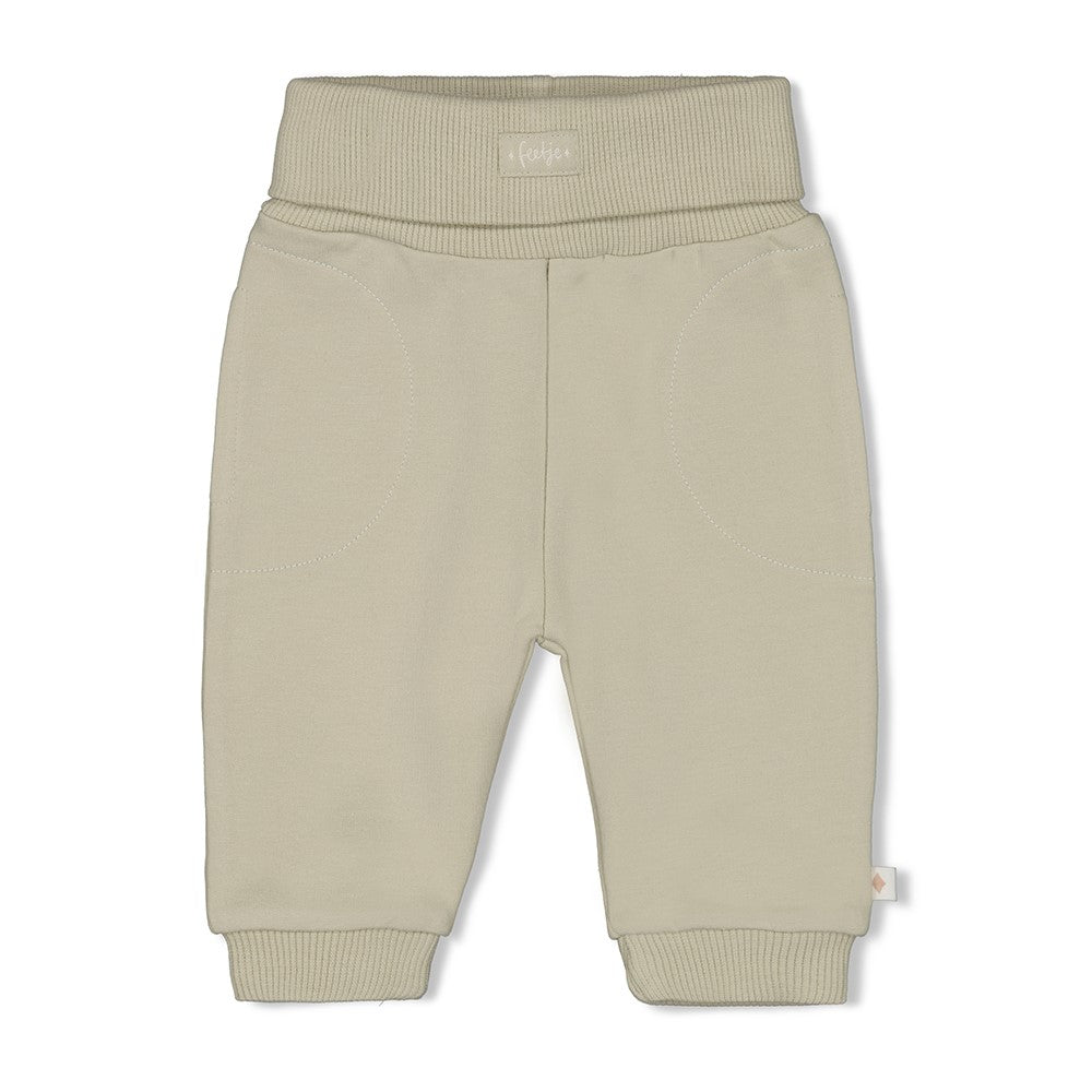 Diese grüne Hose aus der Fall Favorites Kollektion von Feetje bietet angenehmen Tragekomfort und passt perfekt in die kühle Jahreszeit.