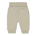 Diese grüne Hose aus der Fall Favorites Kollektion von Feetje bietet angenehmen Tragekomfort und passt perfekt in die kühle Jahreszeit.