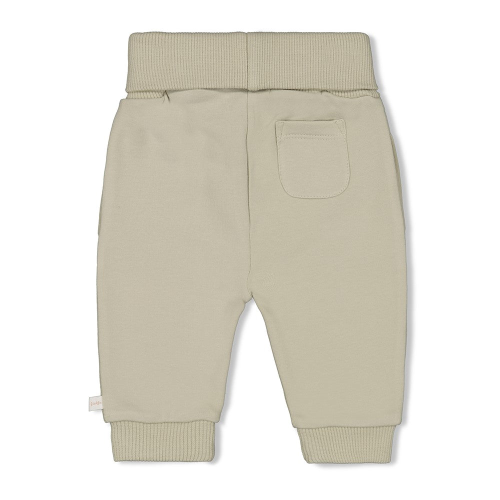 Diese grüne Hose aus der Fall Favorites Kollektion von Feetje bietet angenehmen Tragekomfort und passt perfekt in die kühle Jahreszeit.