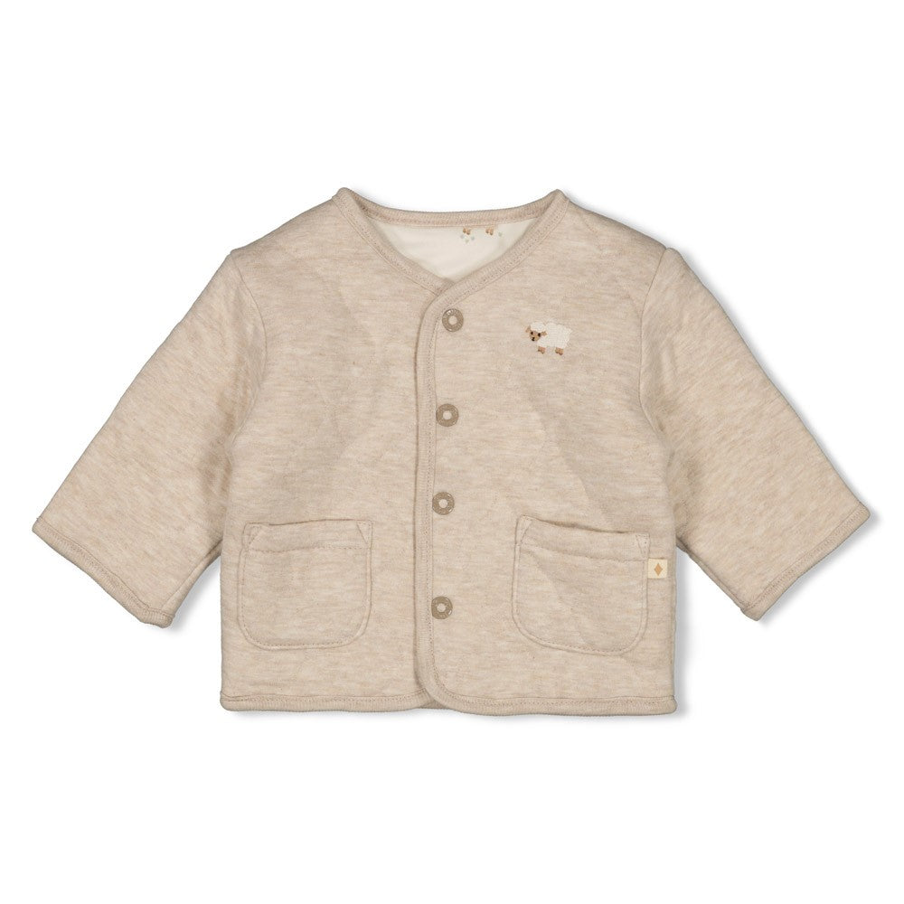 Diese beige Wendejacke aus der Sleepy Sheepy Kollektion von Feetje besticht durch ein charmantes Schafsmotiv auf einer Seite und bietet vielseitigen Stil für jeden Tag.