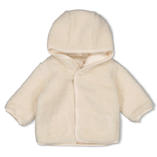 Diese kuschelige Wendejacke mit Kapuze aus der Sleepy Sheepy Kollektion von Feetje begeistert mit einem charmanten Schafmuster auf der einen Seite und bietet vielseitigen Tragekomfort für Ihr Kind.