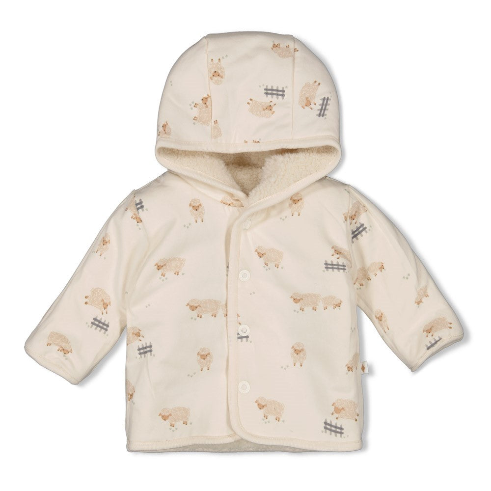 Diese kuschelige Wendejacke mit Kapuze aus der Sleepy Sheepy Kollektion von Feetje begeistert mit einem charmanten Schafmuster auf der einen Seite und bietet vielseitigen Tragekomfort für Ihr Kind.