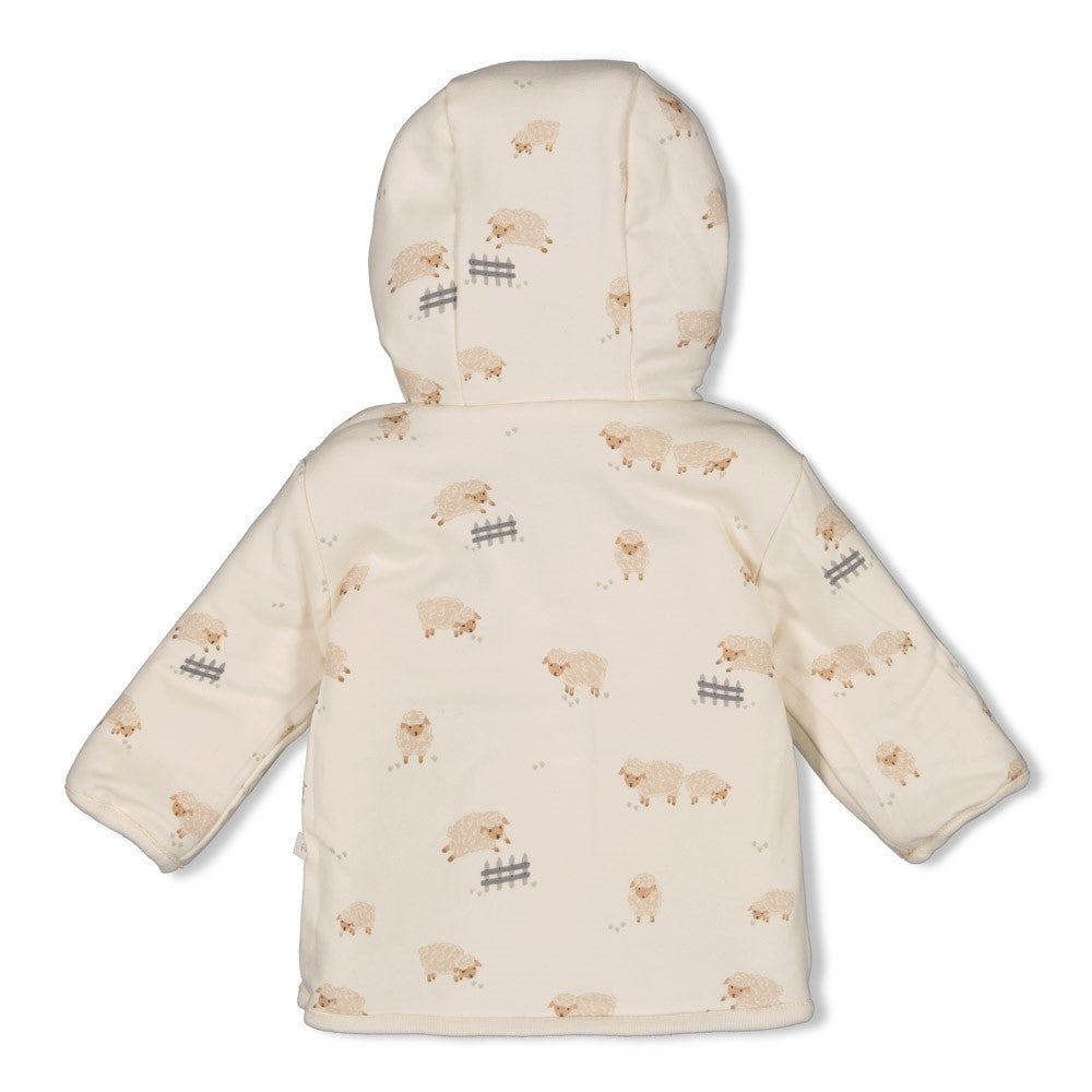 Diese kuschelige Wendejacke mit Kapuze aus der Sleepy Sheepy Kollektion von Feetje begeistert mit einem charmanten Schafmuster auf der einen Seite und bietet vielseitigen Tragekomfort für Ihr Kind.