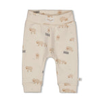 Diese Hose aus der Sleepy Sheepy Kollektion von Feetje besticht durch ein charmantes Schafsmotiv und sorgt für einen verspielten Look.