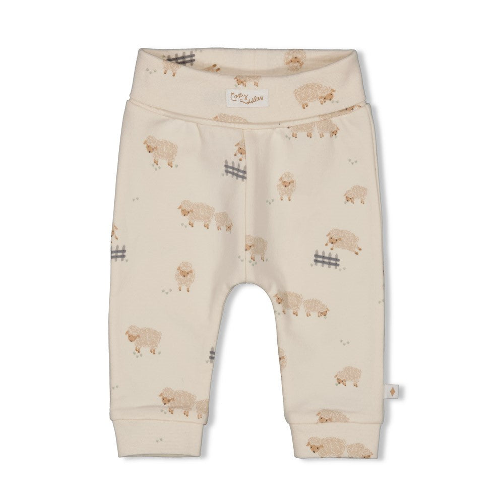 Diese Hose aus der Sleepy Sheepy Kollektion von Feetje besticht durch ein charmantes Schafsmotiv und sorgt für einen verspielten Look.