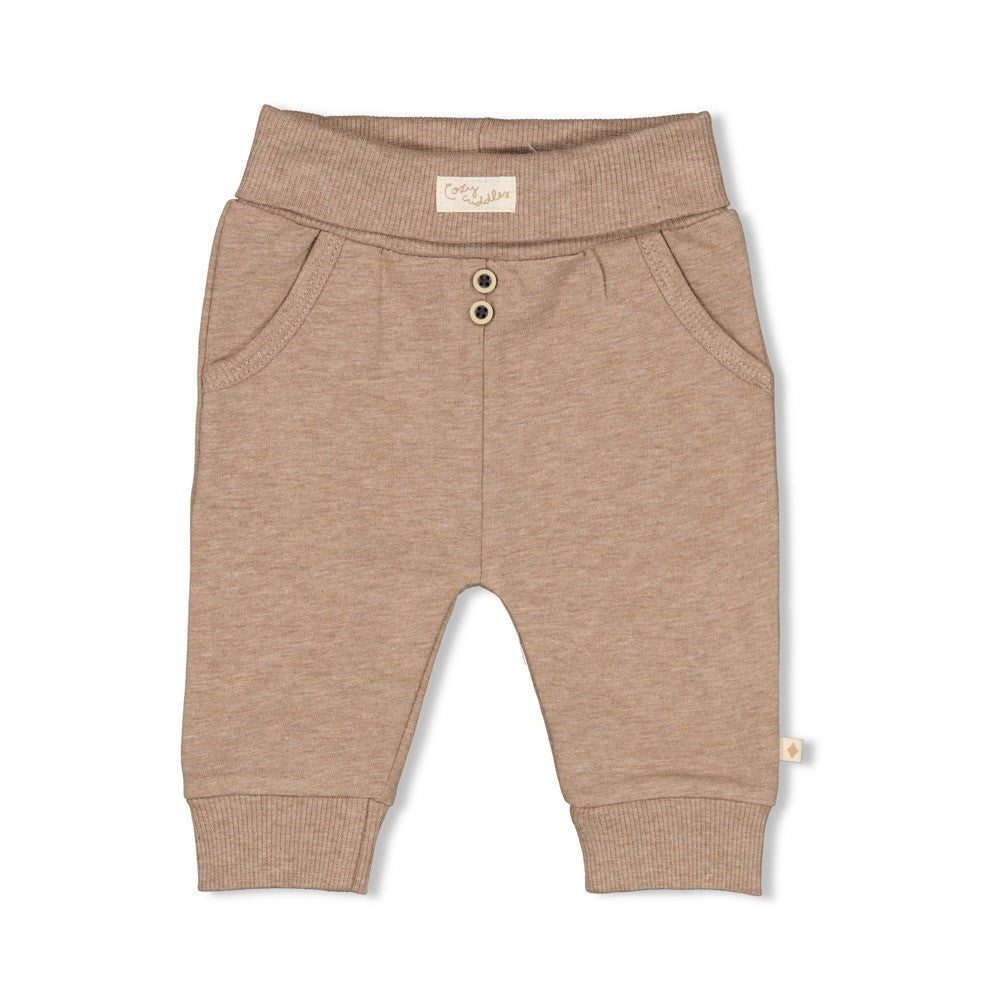 Diese beige Hose aus der Sleepy Sheepy Kollektion von Feetje überzeugt durch ihr angenehmes Tragegefühl und stilvolles Design.