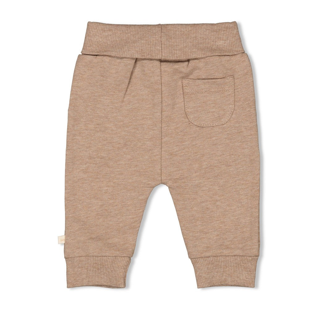 Diese beige Hose aus der Sleepy Sheepy Kollektion von Feetje überzeugt durch ihr angenehmes Tragegefühl und stilvolles Design.