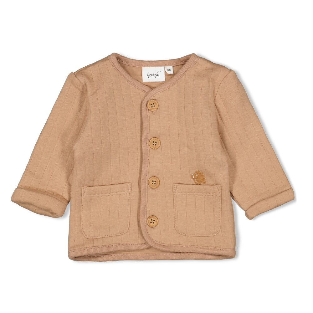 Diese Jacke aus der Howdy Kollektion von Feetje besticht durch ihre markanten, großen Knöpfe und verleiht jedem Outfit einen besonderen Akzent.