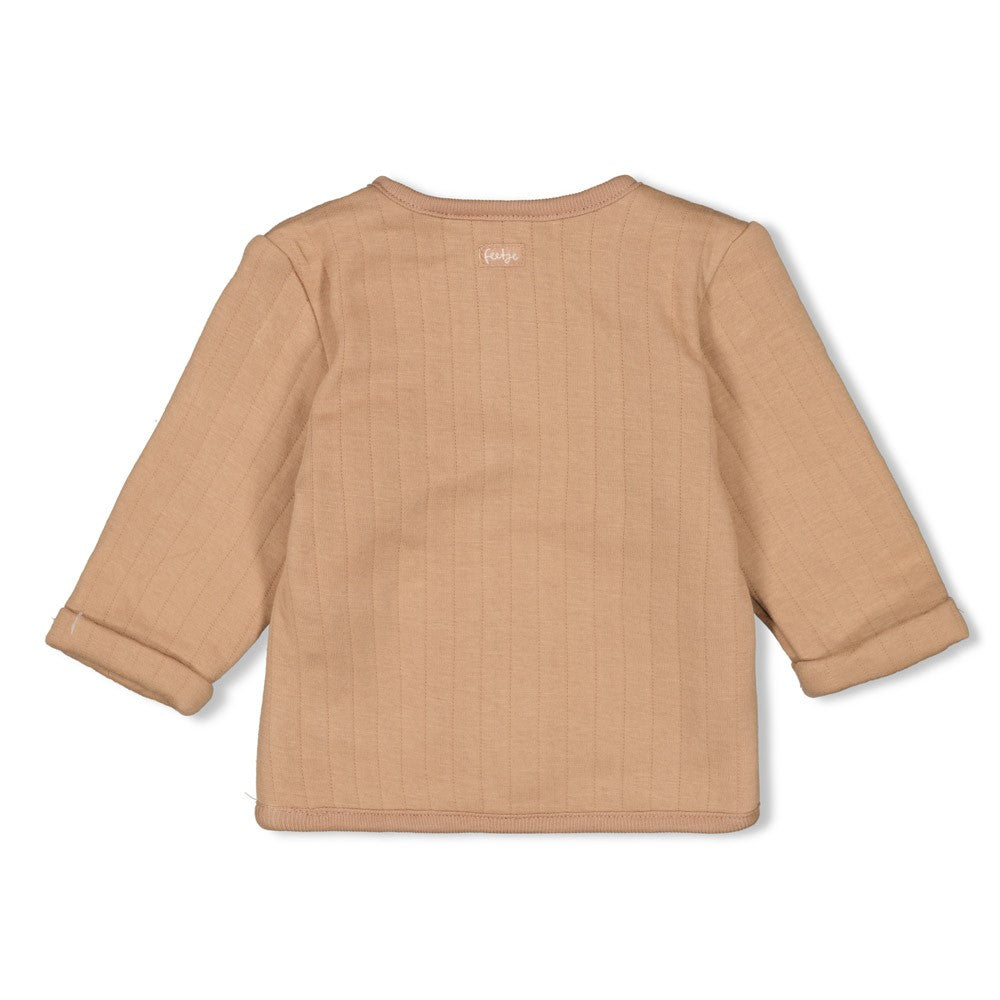 Diese Jacke aus der Howdy Kollektion von Feetje besticht durch ihre markanten, großen Knöpfe und verleiht jedem Outfit einen besonderen Akzent.