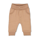 Diese Hose stammt aus der Howdy Kollektion von Feetje und überzeugt durch ihren einzigartigen Stil und Komfort.