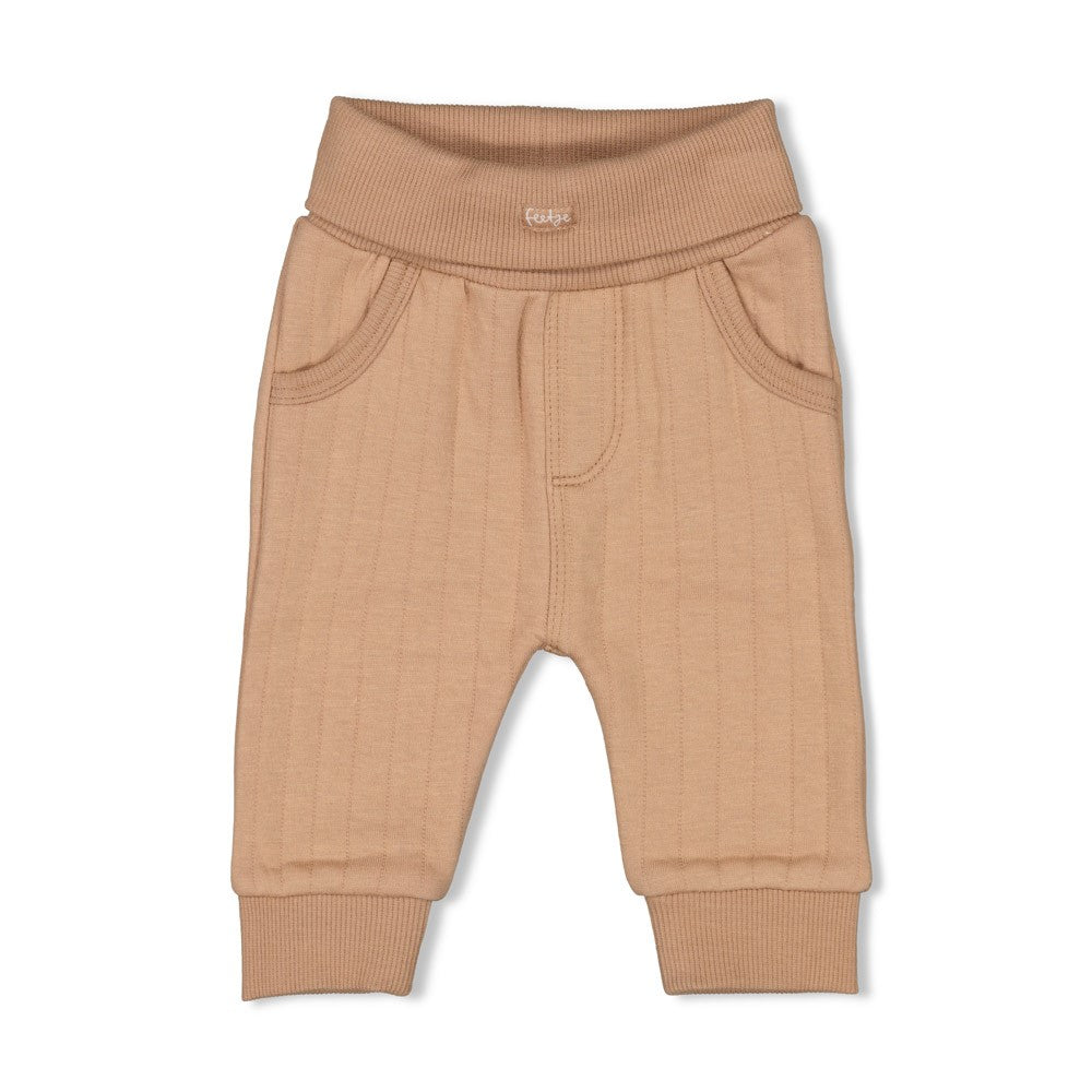 Diese Hose stammt aus der Howdy Kollektion von Feetje und überzeugt durch ihren einzigartigen Stil und Komfort.