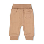 Diese Hose stammt aus der Howdy Kollektion von Feetje und überzeugt durch ihren einzigartigen Stil und Komfort.