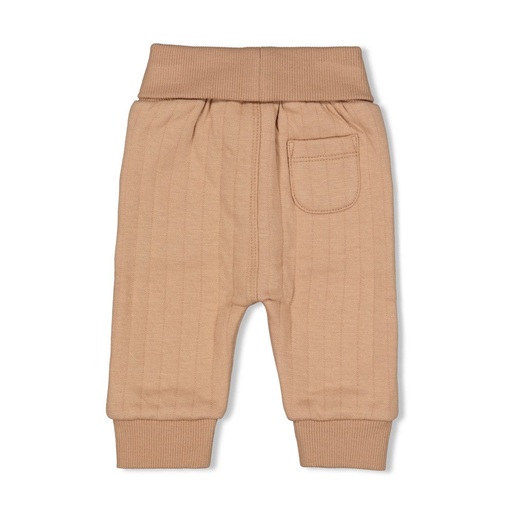 Diese Hose stammt aus der Howdy Kollektion von Feetje und überzeugt durch ihren einzigartigen Stil und Komfort.