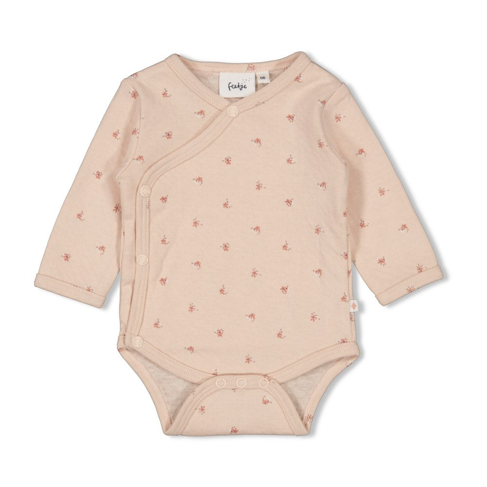 Dieses Body mit durchgehendem Blumenmuster stammt aus der Morning Sun Kollektion von Feetje und verbindet verspieltes Design mit angenehmem Tragekomfort.