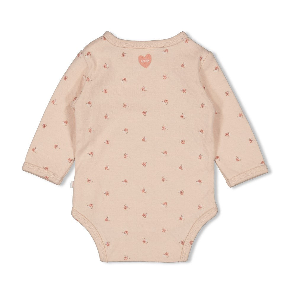 Dieses Body mit durchgehendem Blumenmuster stammt aus der Morning Sun Kollektion von Feetje und verbindet verspieltes Design mit angenehmem Tragekomfort.