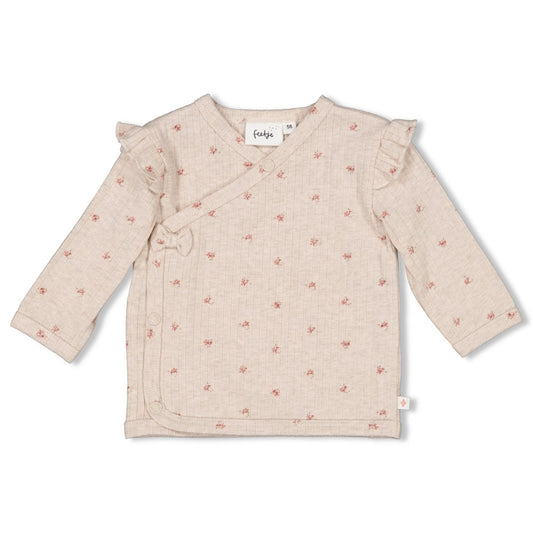 Dieses gerippte Langarmshirt mit zarten Blumenakzenten stammt aus der Morning Sun Kollektion von Feetje und verbindet Komfort mit einem verspielten Design.