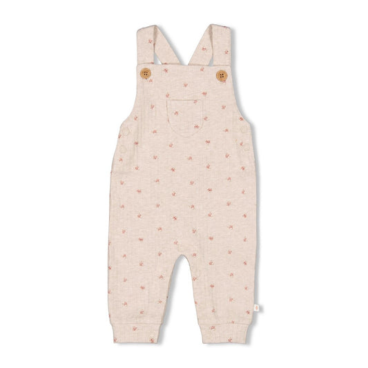 Diese gerippte Latzhose aus der Morning Sun Kollektion von Feetje besticht durch zarte, kleine Blumenmuster und sorgt für einen charmanten Look.