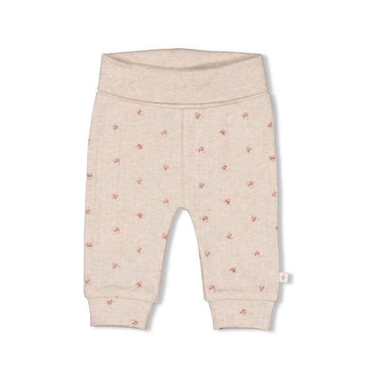 Diese gerippte Hose aus der Morning Sun Kollektion von Feetje besticht durch zarte, kleine Blumenmuster und verleiht jedem Outfit eine frische, verspielte Note.