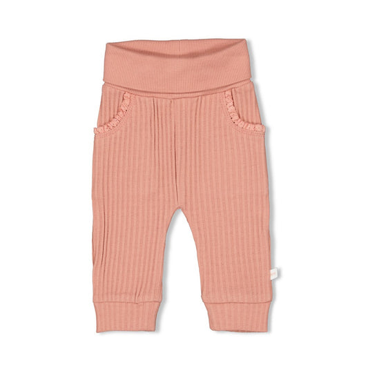Diese rosa gerippte Hose aus der Morning Sun Kollektion von Feetje überzeugt durch ihr zartes Design und angenehmen Tragekomfort.