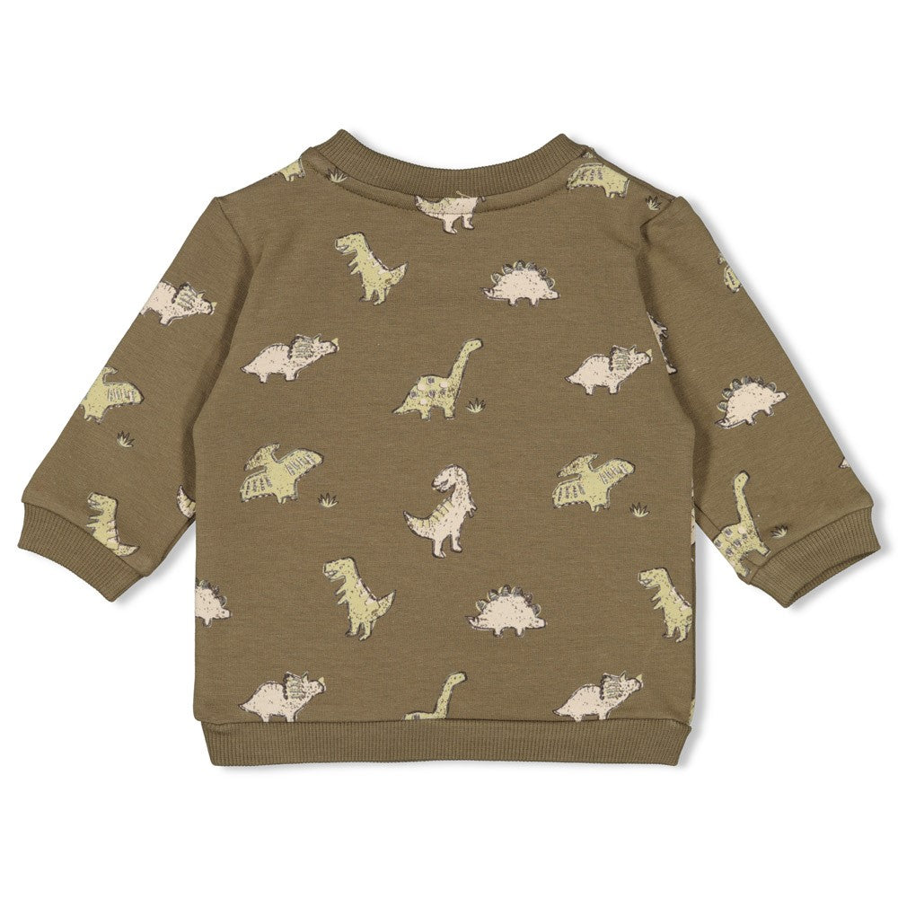 Dieser grüne Pullover aus der Rawrsome Kollektion von Feetje besticht durch einen durchgehenden Dinosaurier-Print und sorgt für einen verspielten Look.