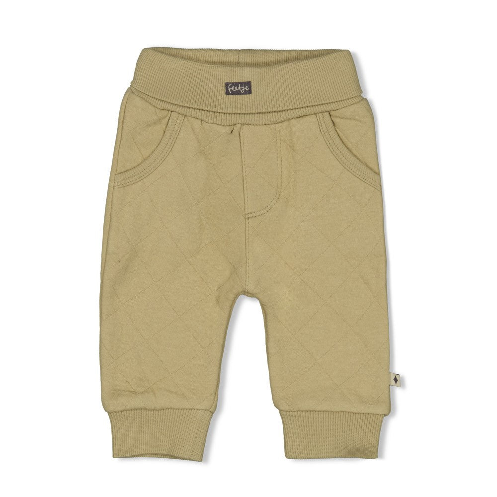 Diese grüne Hose stammt aus der Rawrsome Kollektion von Feetje und bietet Komfort und Stil für jeden Tag.