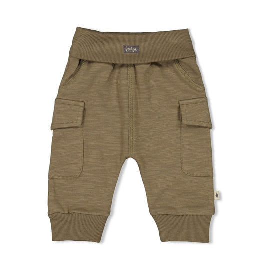 Diese Cargo-Hose stammt aus der Rawrsome Kollektion von Feetje und bietet praktische Funktionalität kombiniert mit modernem Stil.