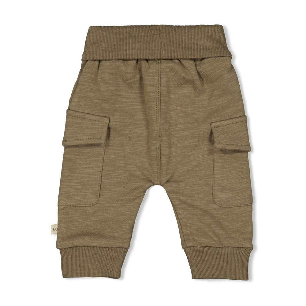 Diese Cargo-Hose stammt aus der Rawrsome Kollektion von Feetje und bietet praktische Funktionalität kombiniert mit modernem Stil.