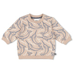 Dieser beige Pullover aus der Narwal-Kollektion von Feetje besticht durch einen durchgehenden Narwal-Print und bietet angenehmen Tragekomfort.