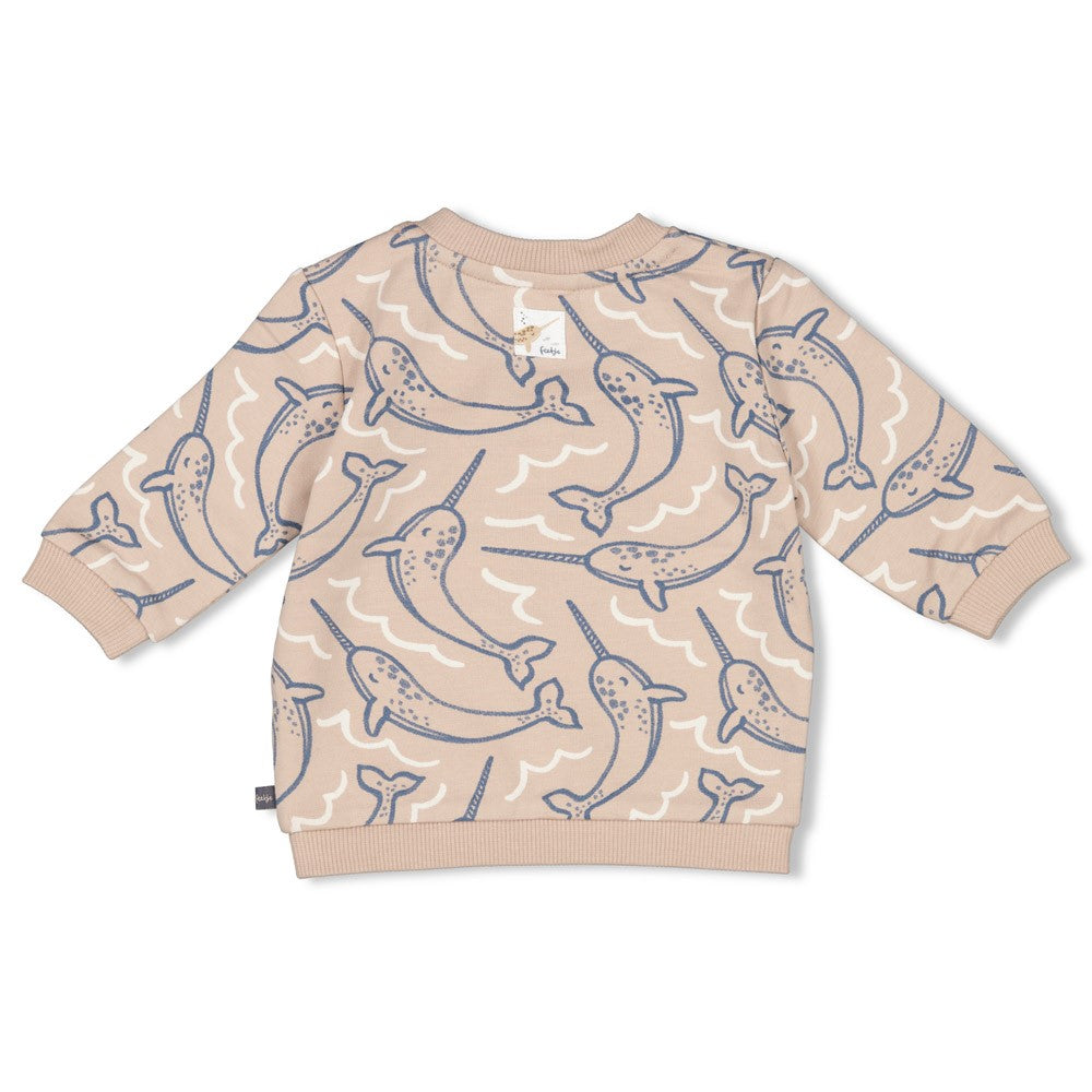 Dieser beige Pullover aus der Narwal-Kollektion von Feetje besticht durch einen durchgehenden Narwal-Print und bietet angenehmen Tragekomfort.