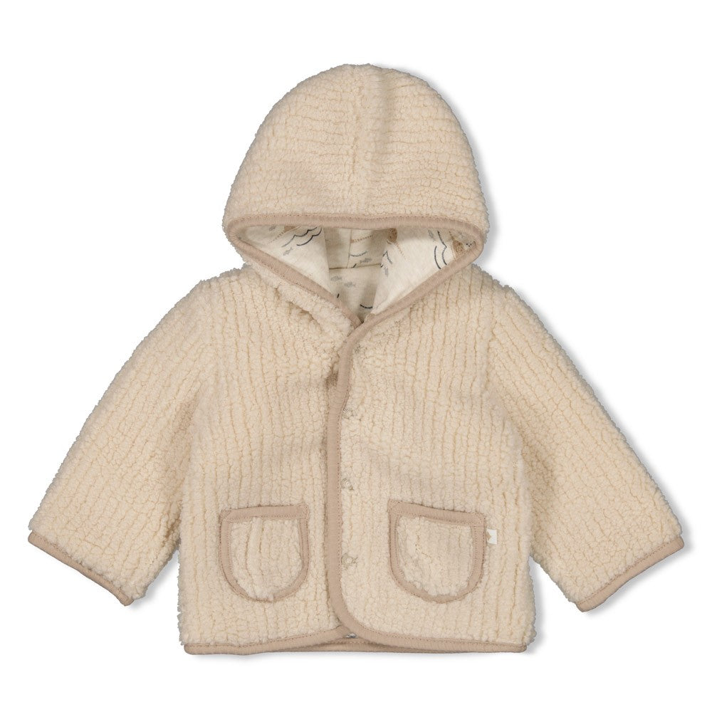 Diese angenehme beige Wendejacke mit Kapuze aus der Narwal Kollektion von Feetje überzeugt durch ihre weiche Qualität und vielseitige Tragbarkeit.