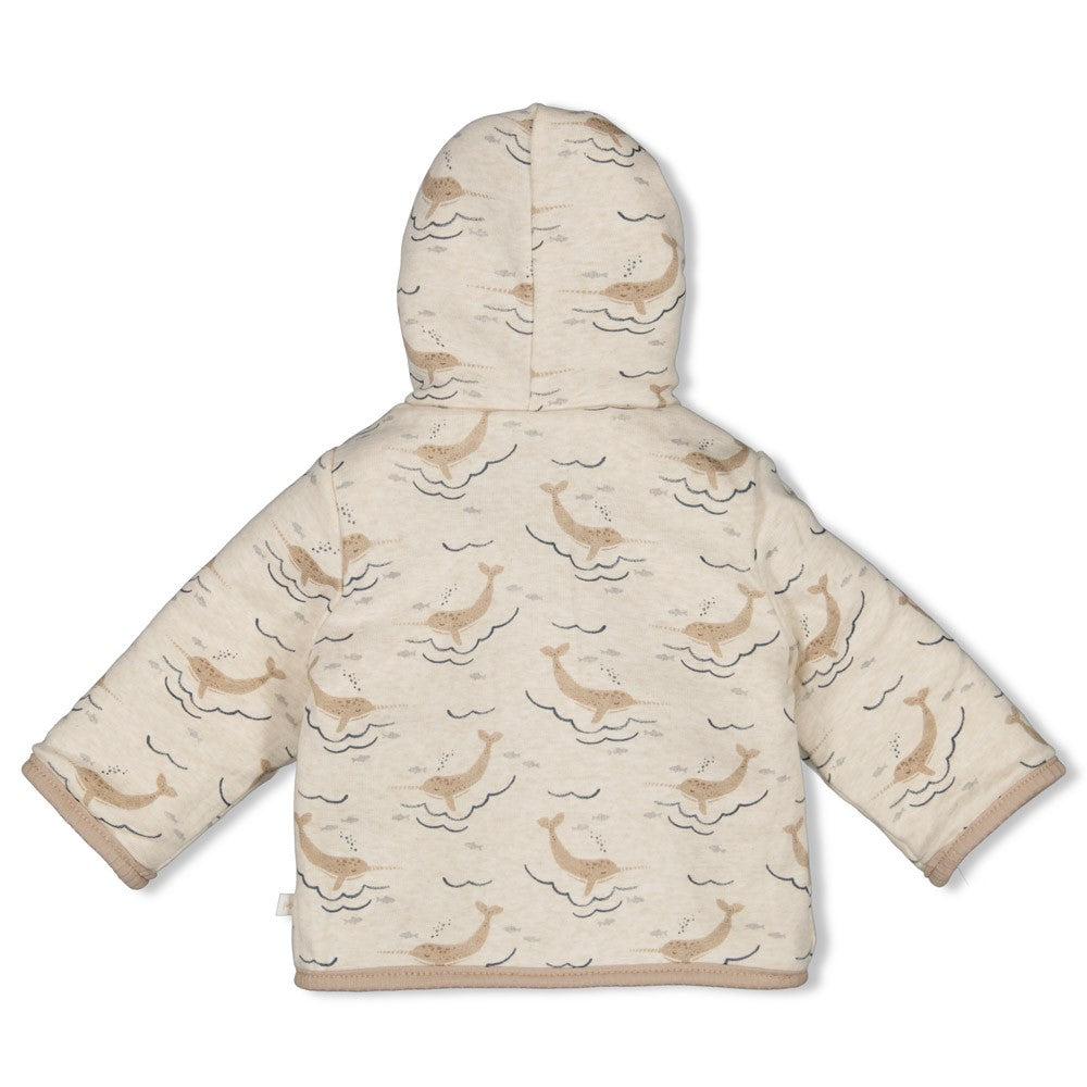 Diese angenehme beige Wendejacke mit Kapuze aus der Narwal Kollektion von Feetje überzeugt durch ihre weiche Qualität und vielseitige Tragbarkeit.