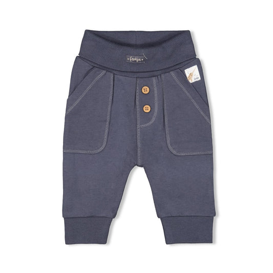 Diese dunkelblaue Hose stammt aus der Narwal Kollektion von Feetje und bietet eine stilvolle Ergänzung für jede Garderobe.