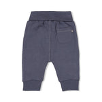 Diese dunkelblaue Hose stammt aus der Narwal Kollektion von Feetje und bietet eine stilvolle Ergänzung für jede Garderobe.