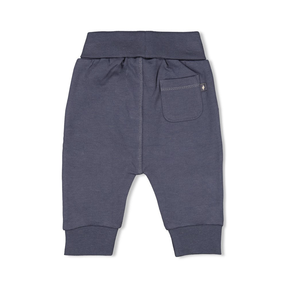 Diese dunkelblaue Hose stammt aus der Narwal Kollektion von Feetje und bietet eine stilvolle Ergänzung für jede Garderobe.