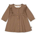 Dieses braune Kleid aus der Dancing In The Moonlight Kollektion von Feetje besticht durch charmante Schleifendetails, die jedem Auftritt eine verspielte Note verleihen.