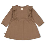 Dieses braune Kleid aus der Dancing In The Moonlight Kollektion von Feetje besticht durch charmante Schleifendetails, die jedem Auftritt eine verspielte Note verleihen.