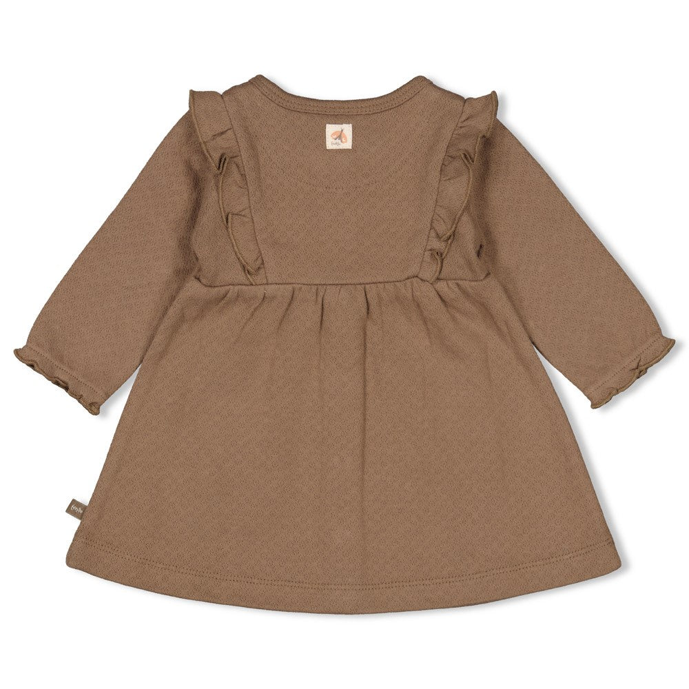 Dieses braune Kleid aus der Dancing In The Moonlight Kollektion von Feetje besticht durch charmante Schleifendetails, die jedem Auftritt eine verspielte Note verleihen.